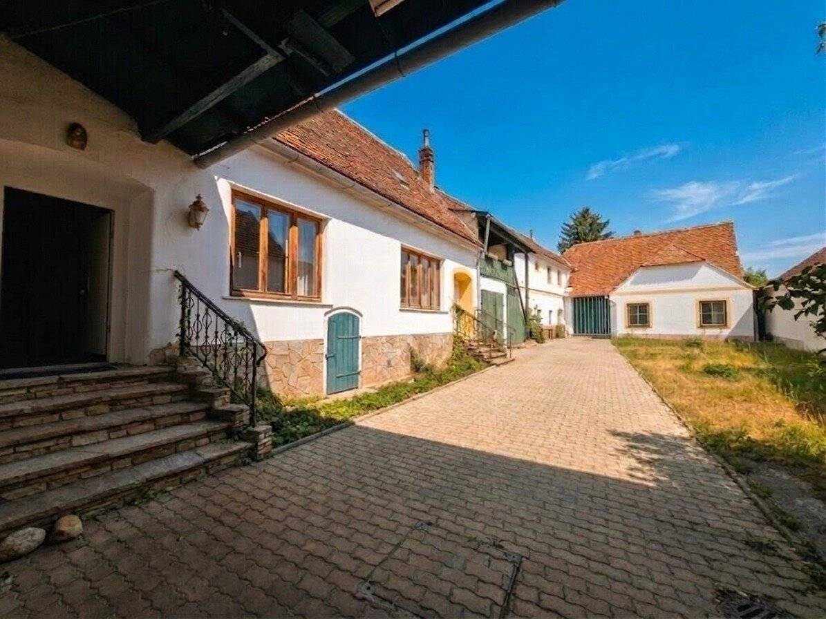 Großzügig wohnen – vielseitig nutzen -- großzügige Hofanlage mit zahlreichen Nebengebäuden und Garten in Pulkau