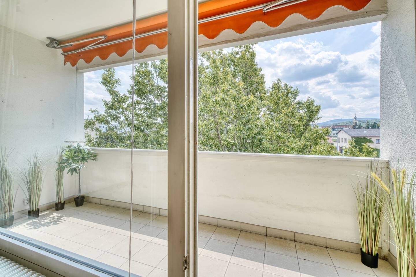 *Fernblick - Uneinsehbar* Sonnige 5,5 Zimmer Wohnung  mit 2 Eingängen, 2 Loggien und Garagenbox