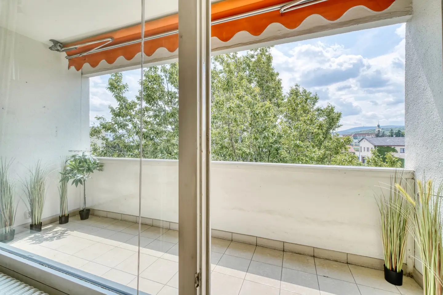 *Fernblick - Uneinsehbar* Sonnige 5,5 Zimmer Wohnung mit 2 Eingängen, 2 Loggien und Garagenbox