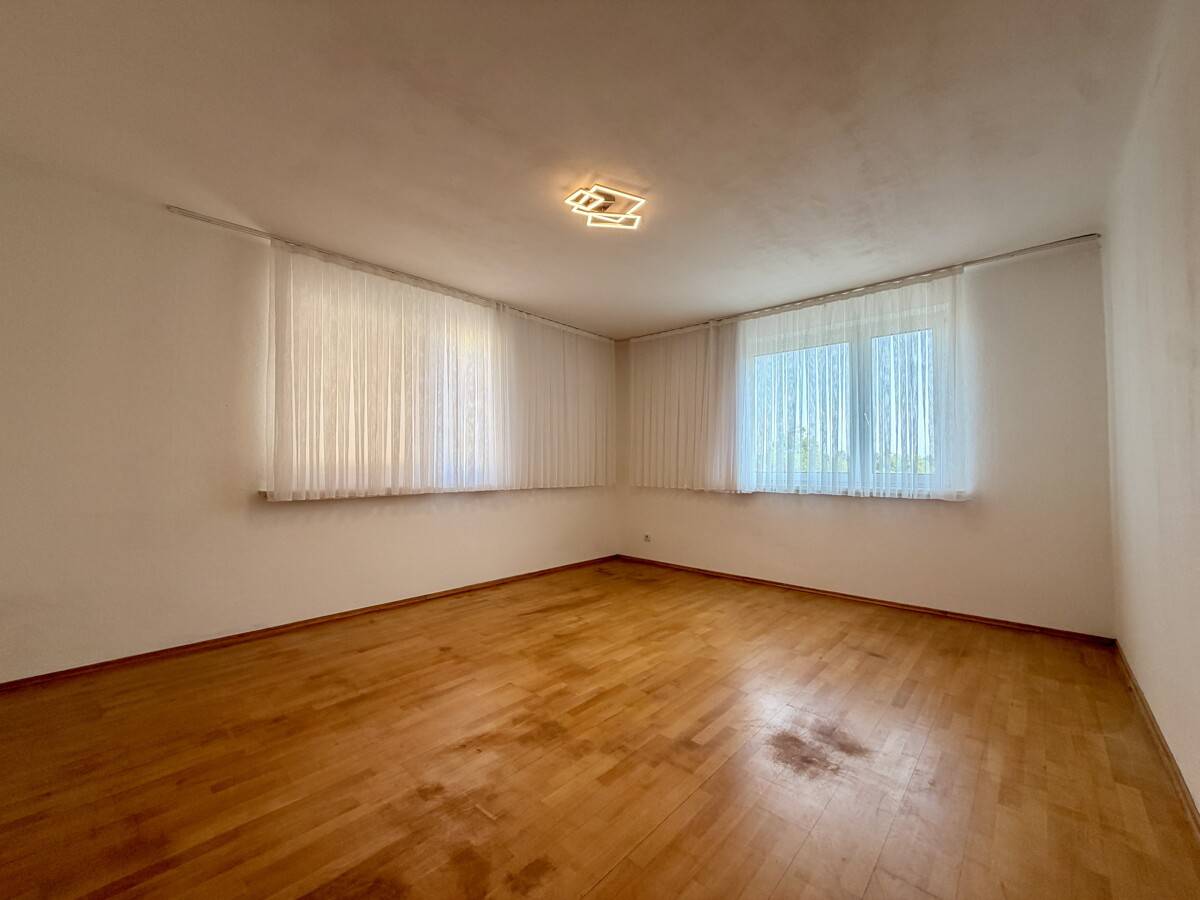 Helle Wohnung mit Loggia und möblierter Wohnküche