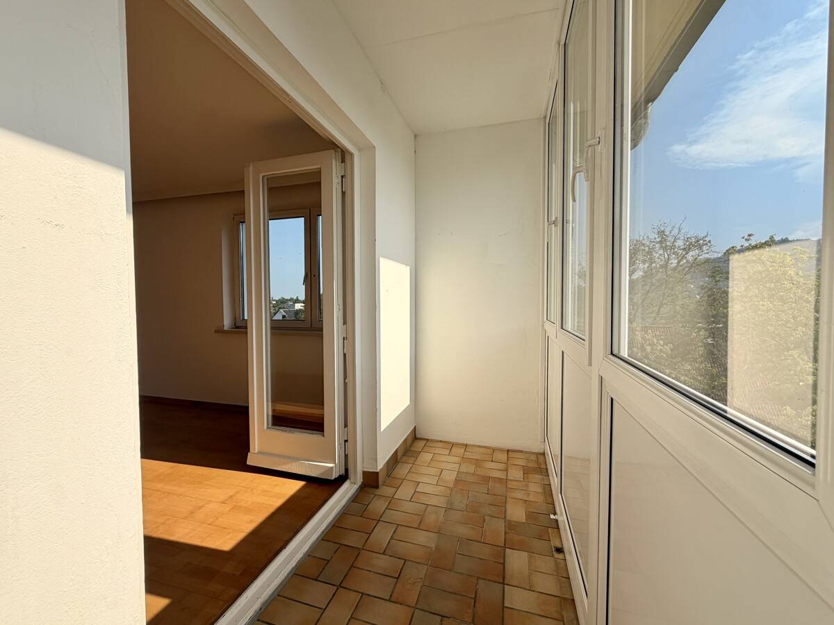 Helle Wohnung mit Loggia und möblierter Wohnküche