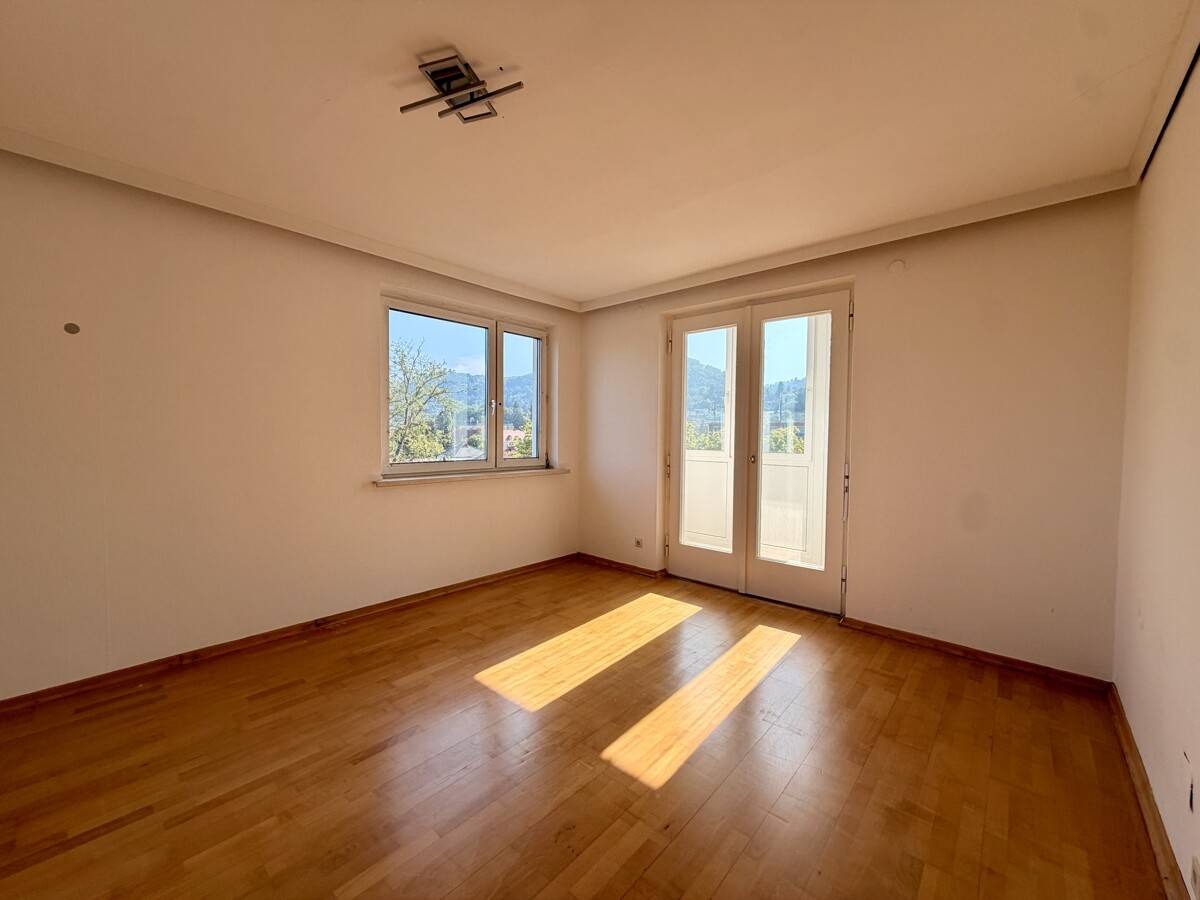 Helle Wohnung mit Loggia und möblierter Wohnküche
