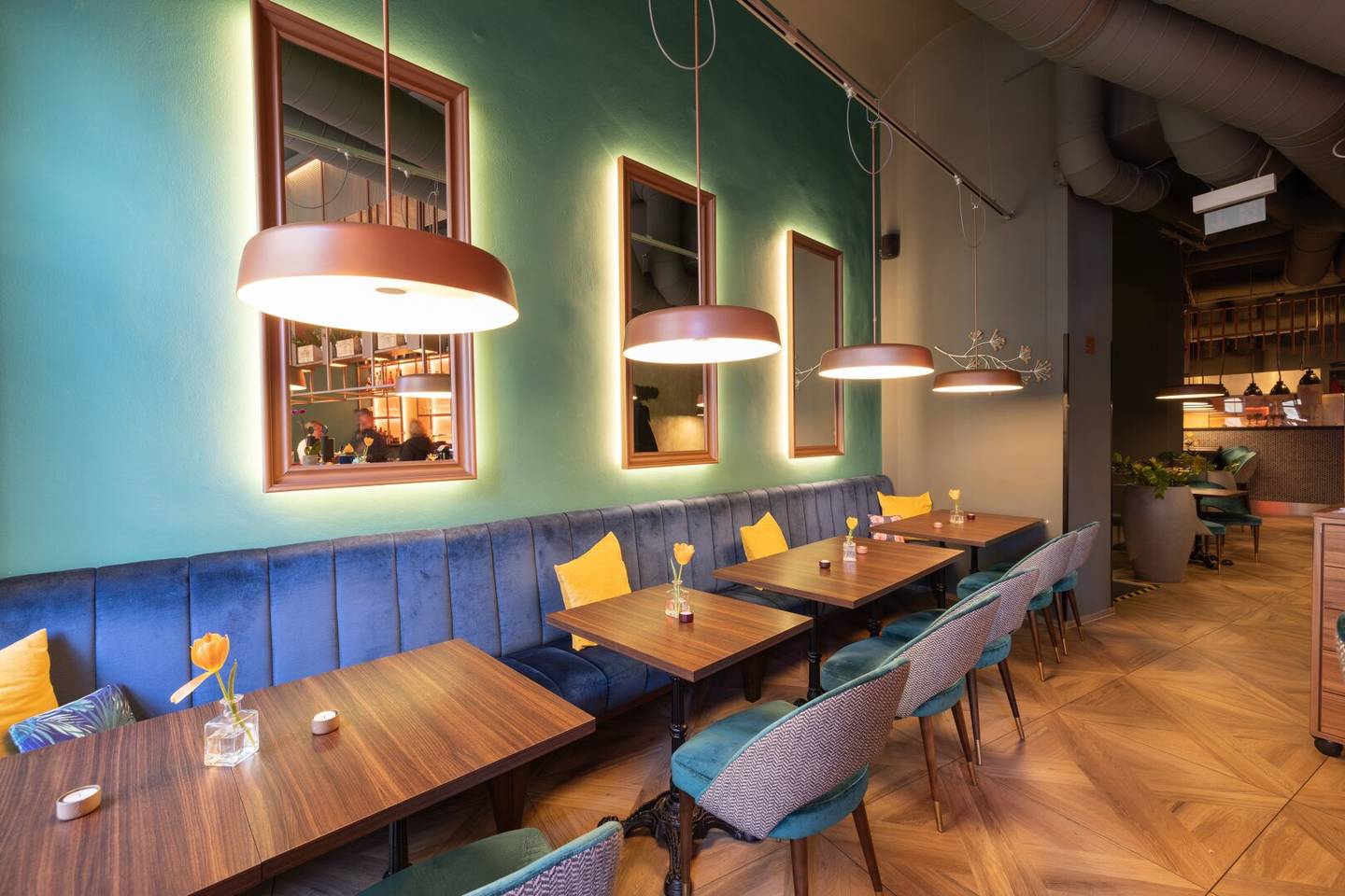 Modern highly frequented restaurant - cocktail bar in the lively 6th district - Gumpendorferstraße available immediately for € 3,701 with an open-ended lease to rent