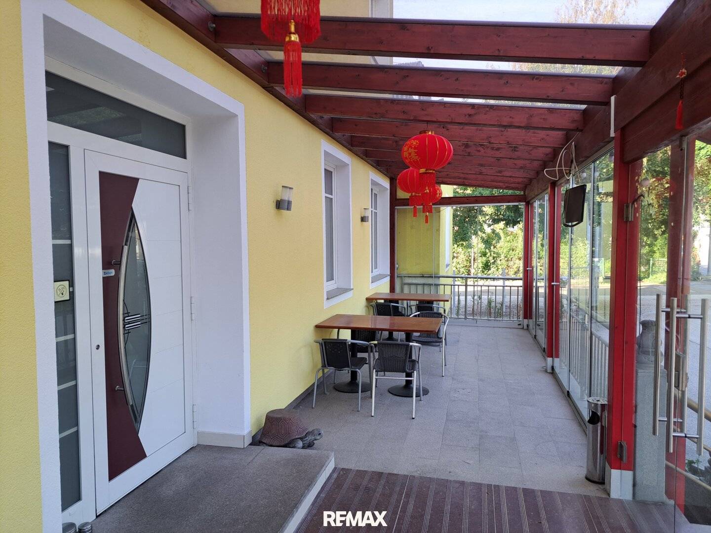 Established restaurant in a high-traffic location, approx. 200 m², affordable rent