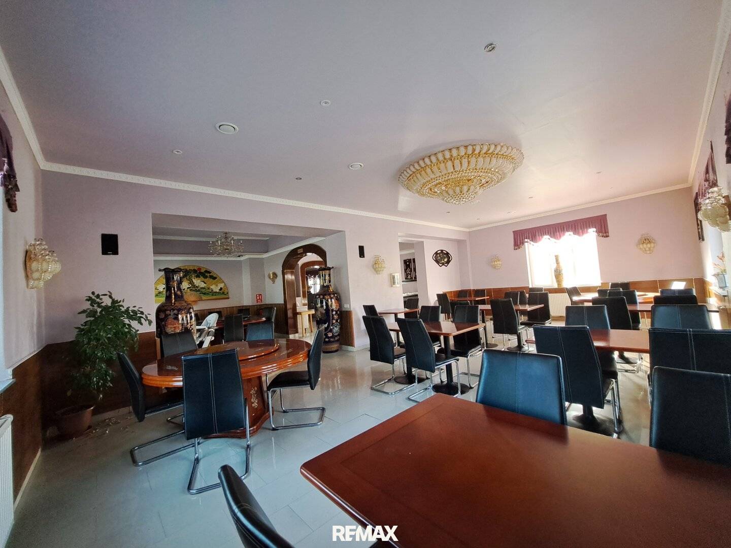 Established restaurant in a high-traffic location, approx. 200 m², affordable rent