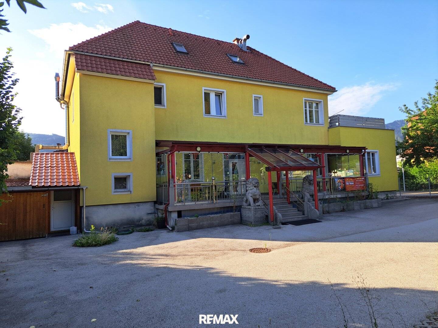 Established restaurant in a high-traffic location, approx. 200 m², affordable rent