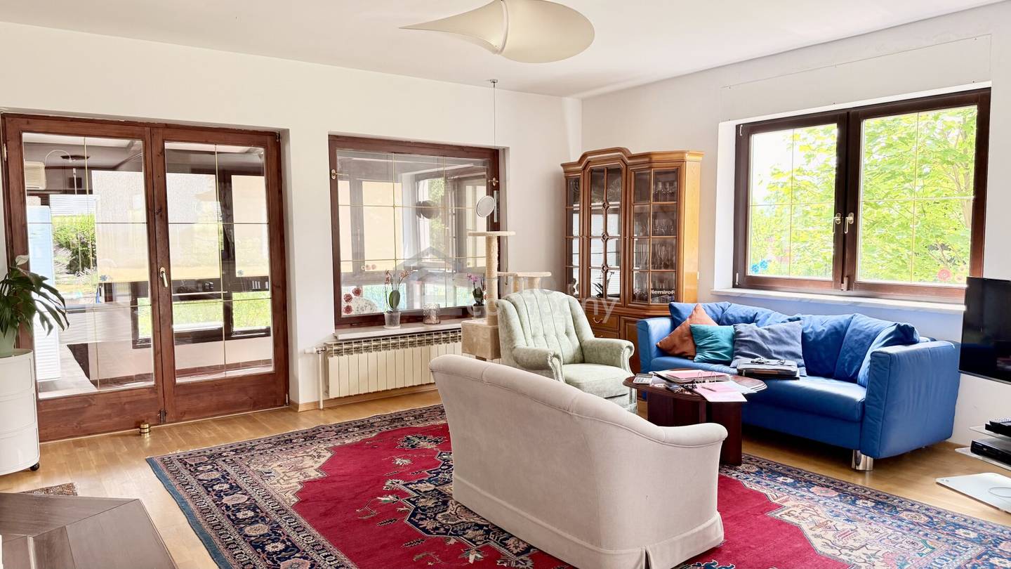 Großzügiges Einfamilienhaus mit Wintergarten, Vollkeller, Garage &amp; schönem Garten in ruhiger Wohnlage
