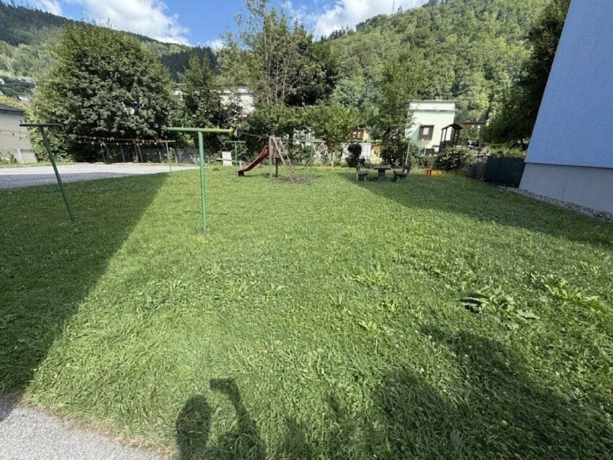Beautifully modernized 3-room apartment 84m² on the ground floor in Kapfenberg – fitted kitchen, storage room and green view