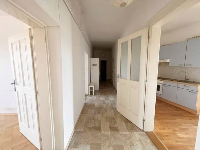 Schillerplatz: Top 3 Zimmer Altbau - großzügig geschnitten, mit Balkon ins Grüne