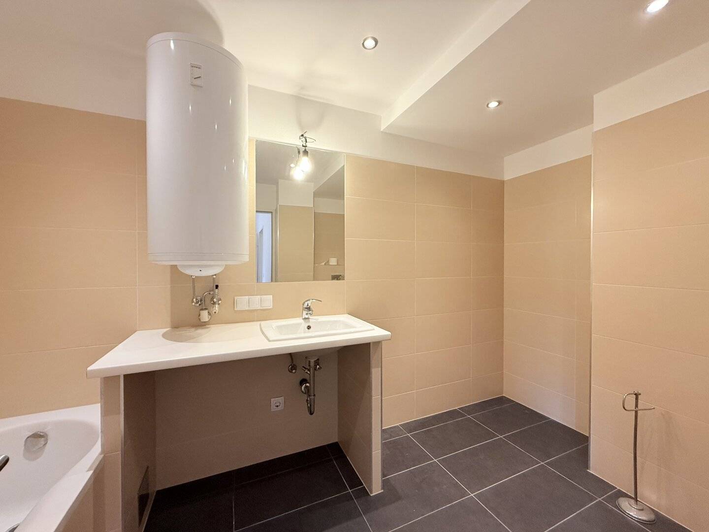 Quiet and well laid-out 2-room apartment with large bathroom right by U4 Friedensbrücke and tram