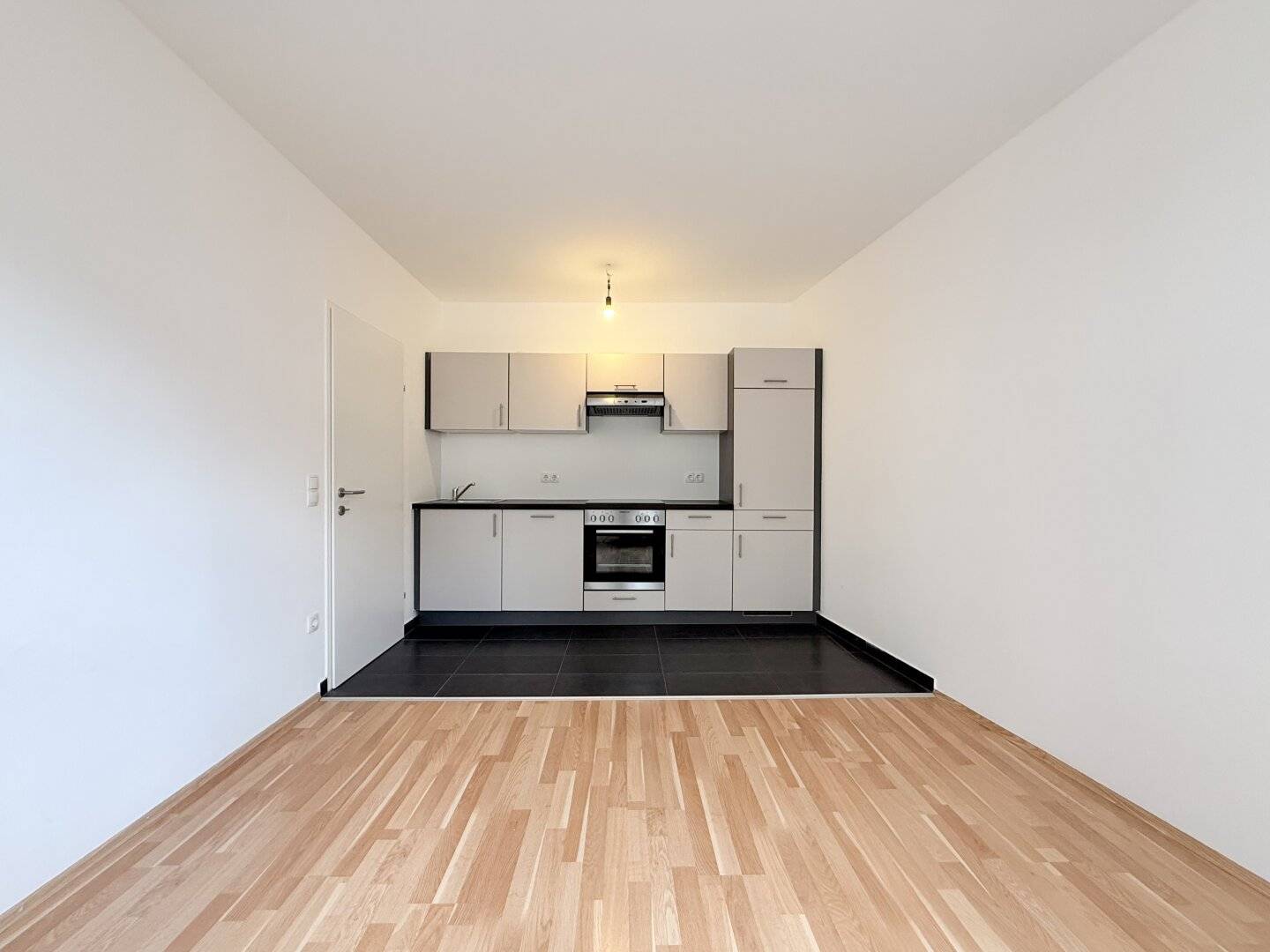 Quiet and well laid-out 2-room apartment with large bathroom right by U4 Friedensbrücke and tram