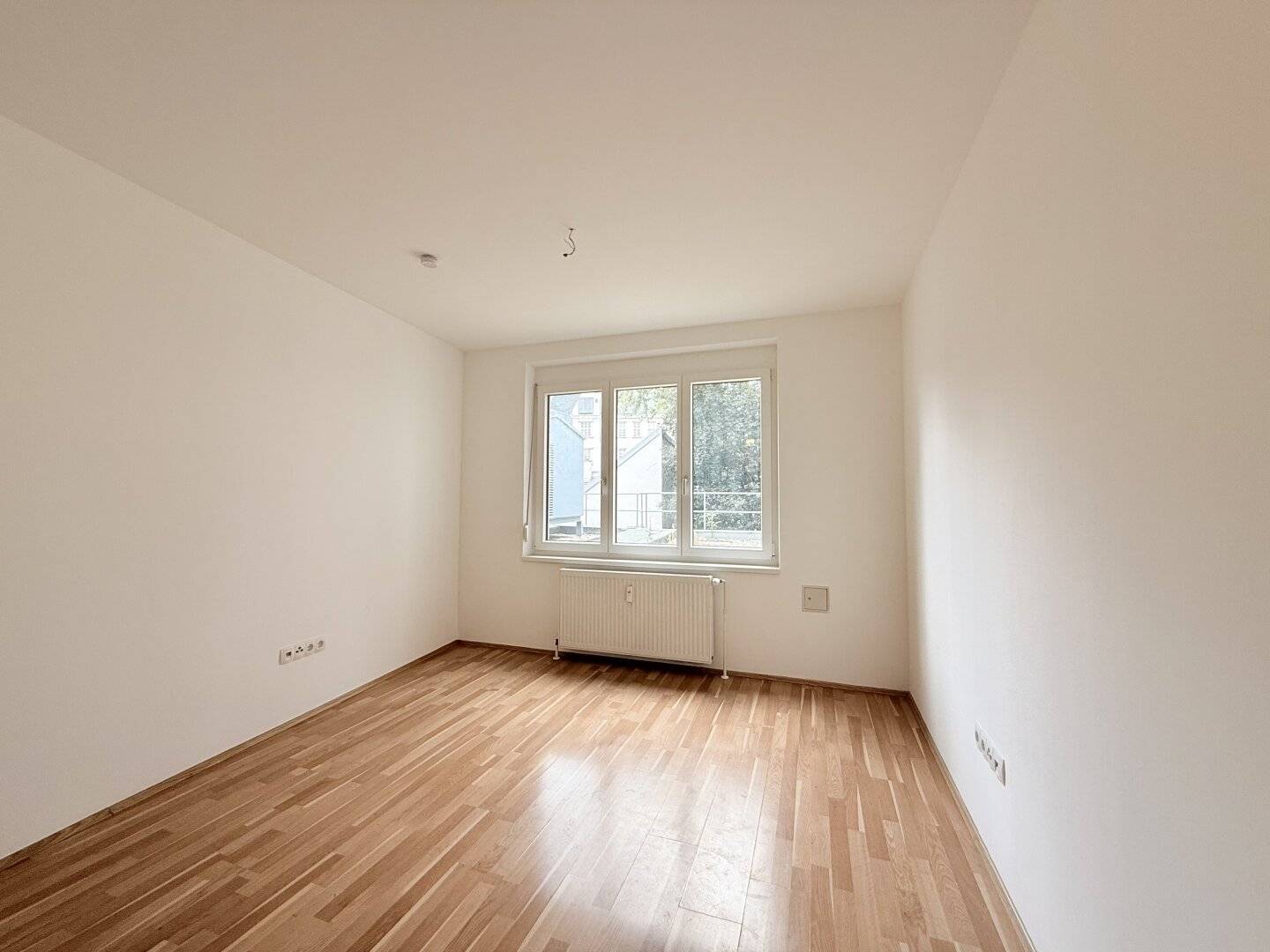 Quiet and well laid-out 2-room apartment with large bathroom right by U4 Friedensbrücke and tram