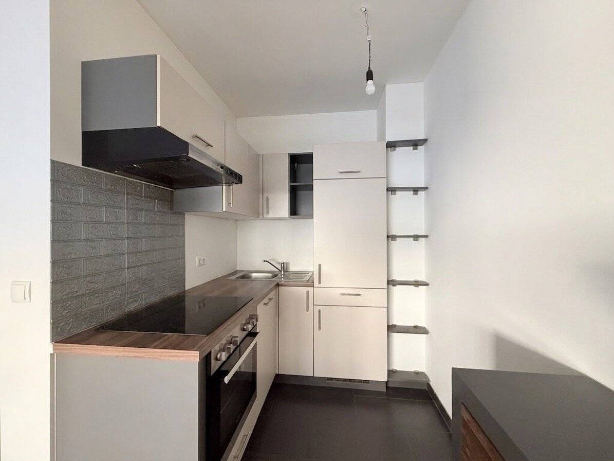 Modern and with cooling! Beautiful 2-room apartment near U3 Hütteldorfer Str. / Bus 10A and trams 10, 46, 49, 52