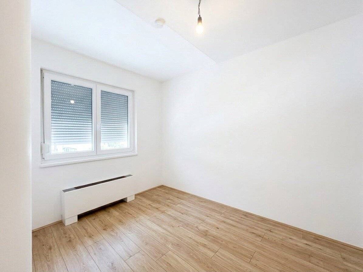 Modern and with cooling! Beautiful 2-room apartment near U3 Hütteldorfer Str. / Bus 10A and trams 10, 46, 49, 52