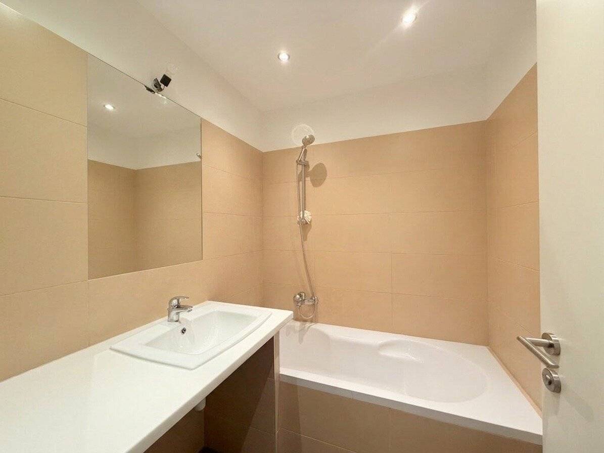Modern and with cooling! Beautiful 2-room apartment near U3 Hütteldorfer Str. / Bus 10A and trams 10, 46, 49, 52