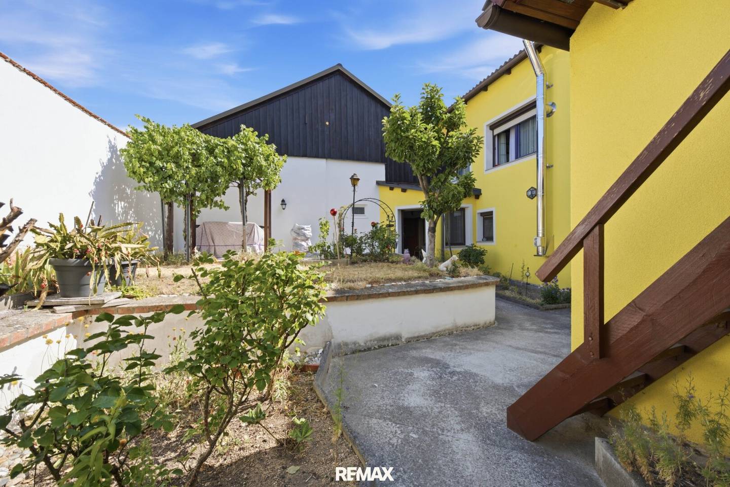 Mediterranes Flair &amp; viel Platz: Gepflegtes Haus mit Erdkeller, Doppelgarage &amp; Obstgarten!