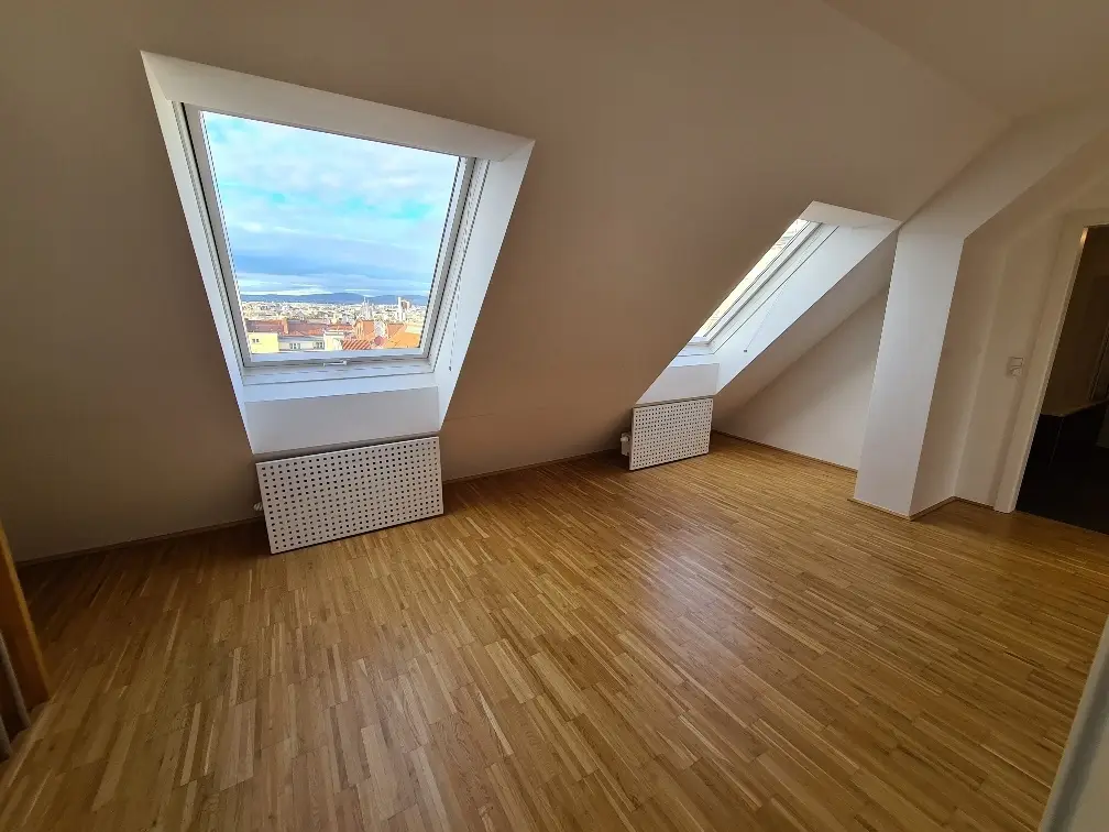Lichtdurchflutete Dachgeschosswohnung mit Terrasse und Loggia