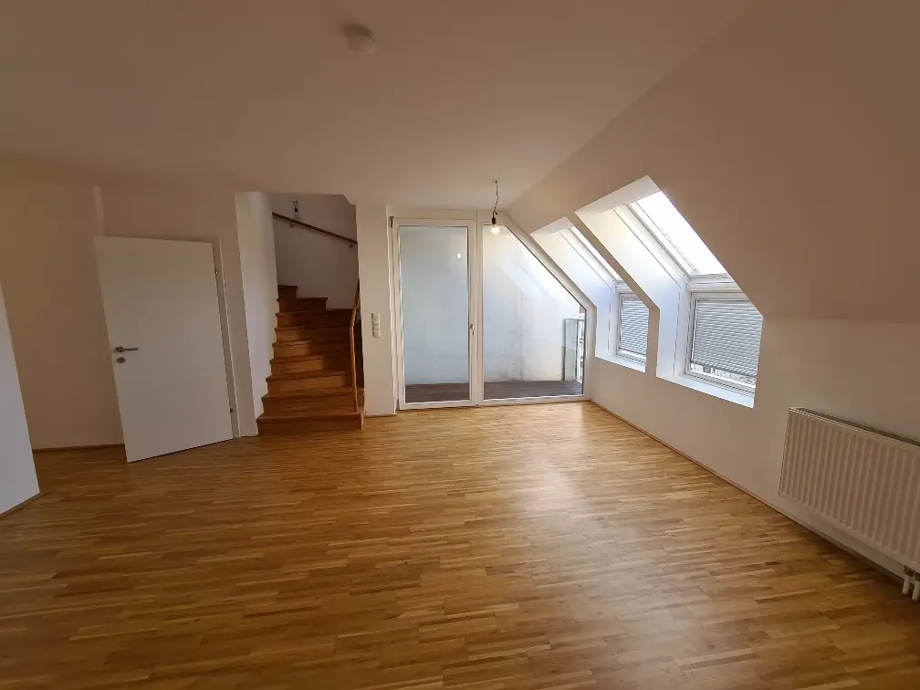 Lichtdurchflutete Dachgeschosswohnung mit Terrasse und Loggia