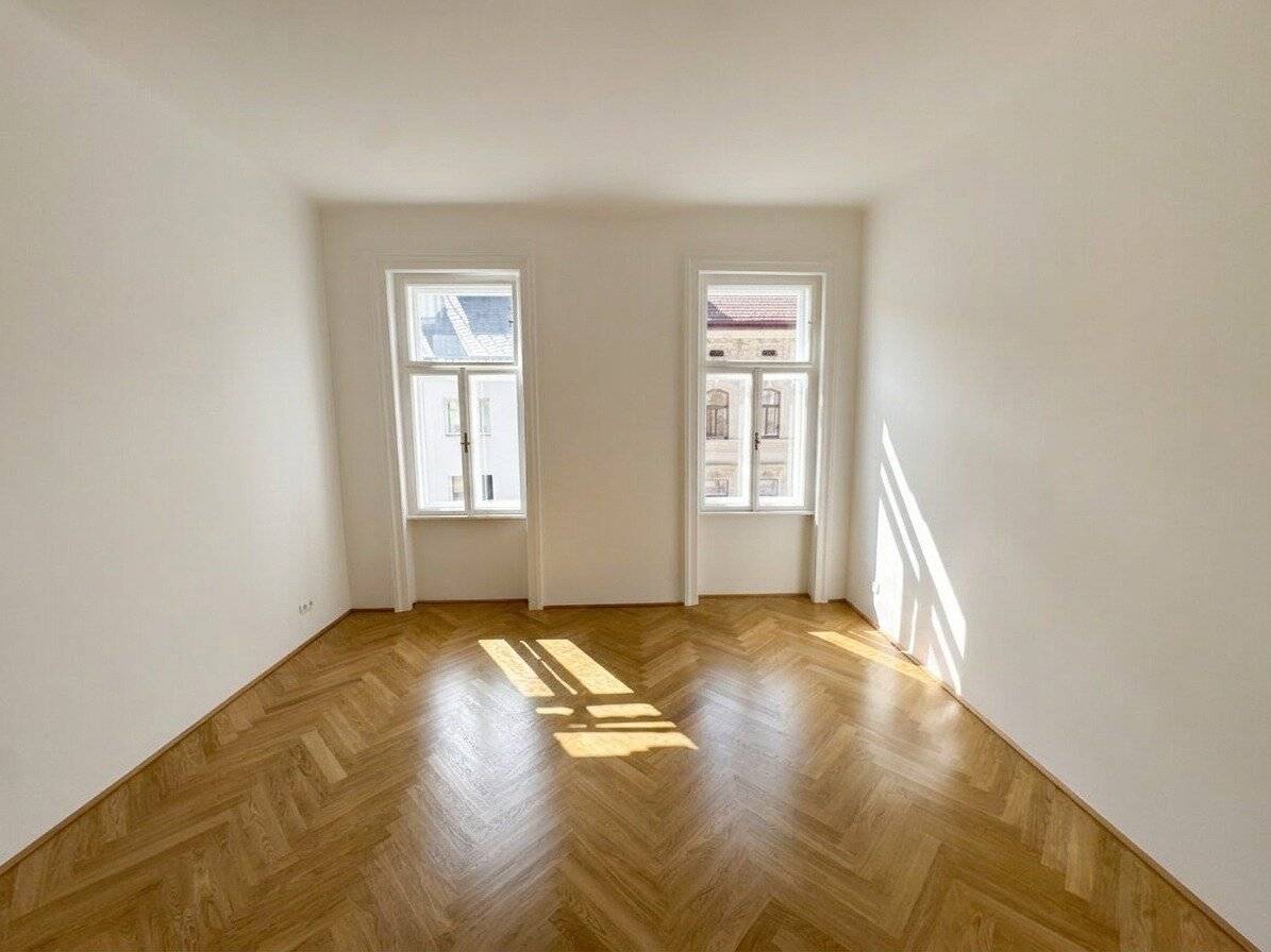 First occupancy! Old building charm in the heart of Mariahilf! Renovated 3-room apartment!