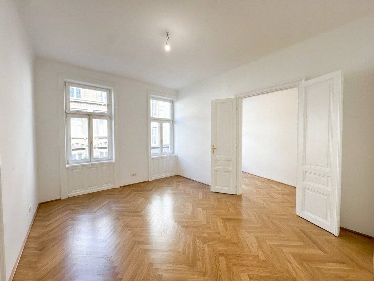 First occupancy Fully renovated 3-room historic apartment in the heart of Mariahilf