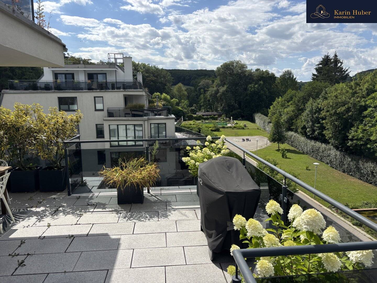 Architektendesignte Luxus-Dachgeschosswohnung in privater Parkanlage mit Naturpool