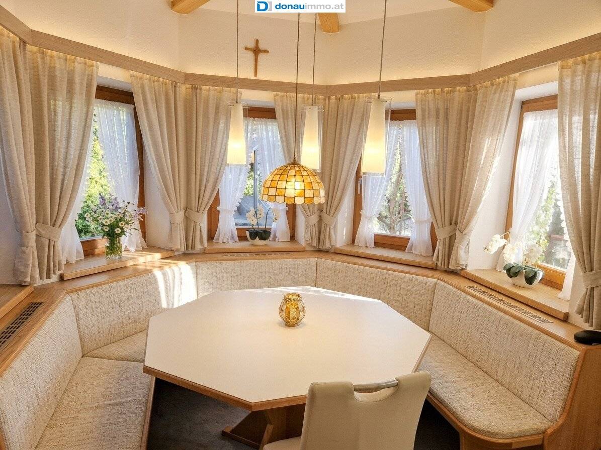 Traumhaus in Hinterbrühl –  inkl. Pool, Sauna, Garage, Terrasse und Balkon