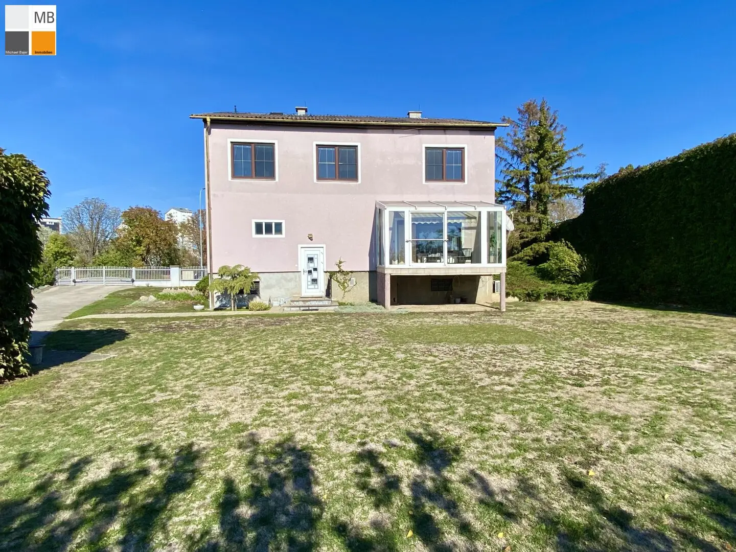 > > Zweifamilienhaus auf Großgrundstück geeignet für Pferdebesitzer u. Tierliebhaber I MB IMMOBILIEN < <