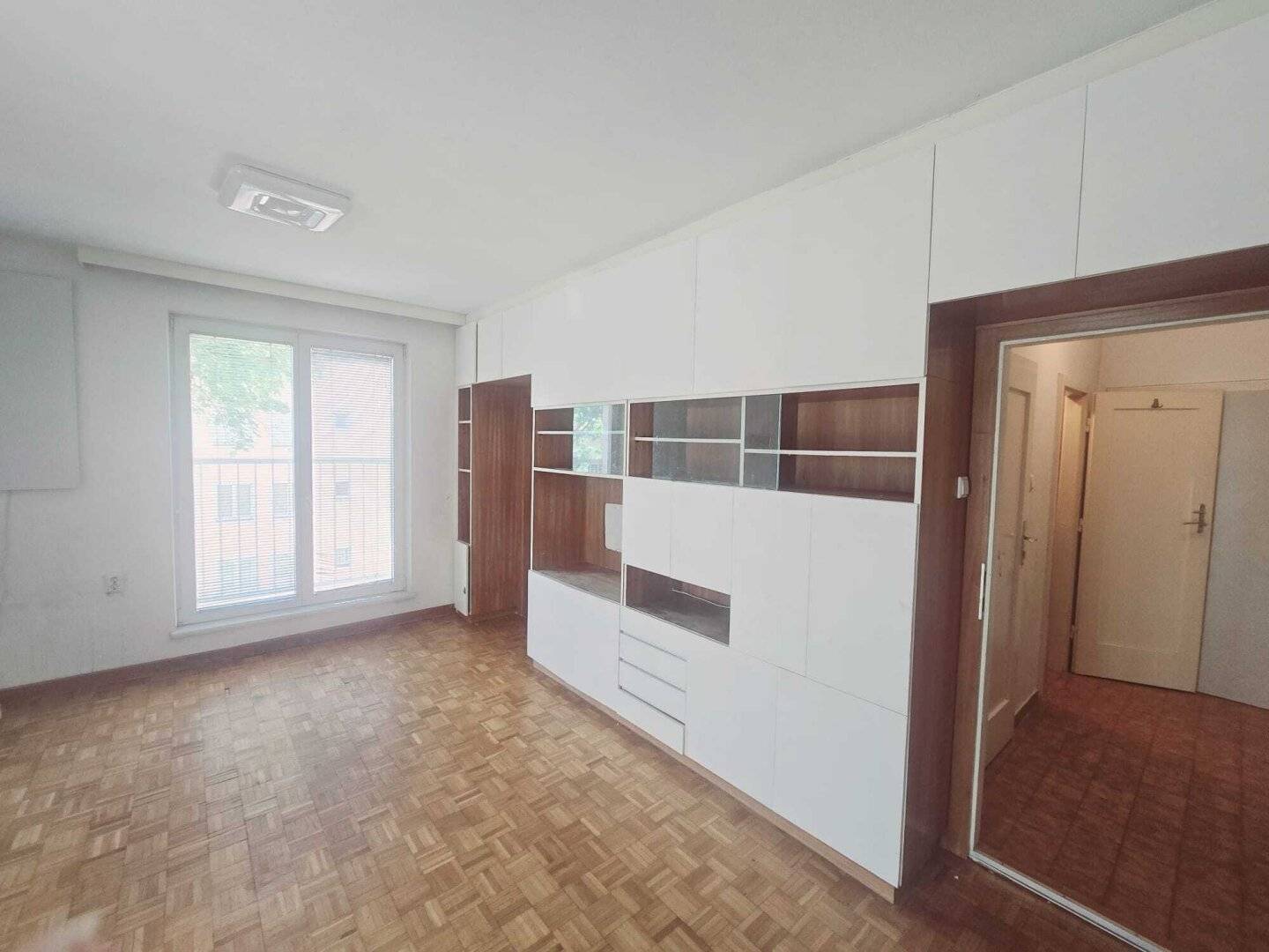 LOCATION LOCATION LOCATION Living in the green between Schloss Hetzendorf and Schönbrunn 3-room apartment kitchen
