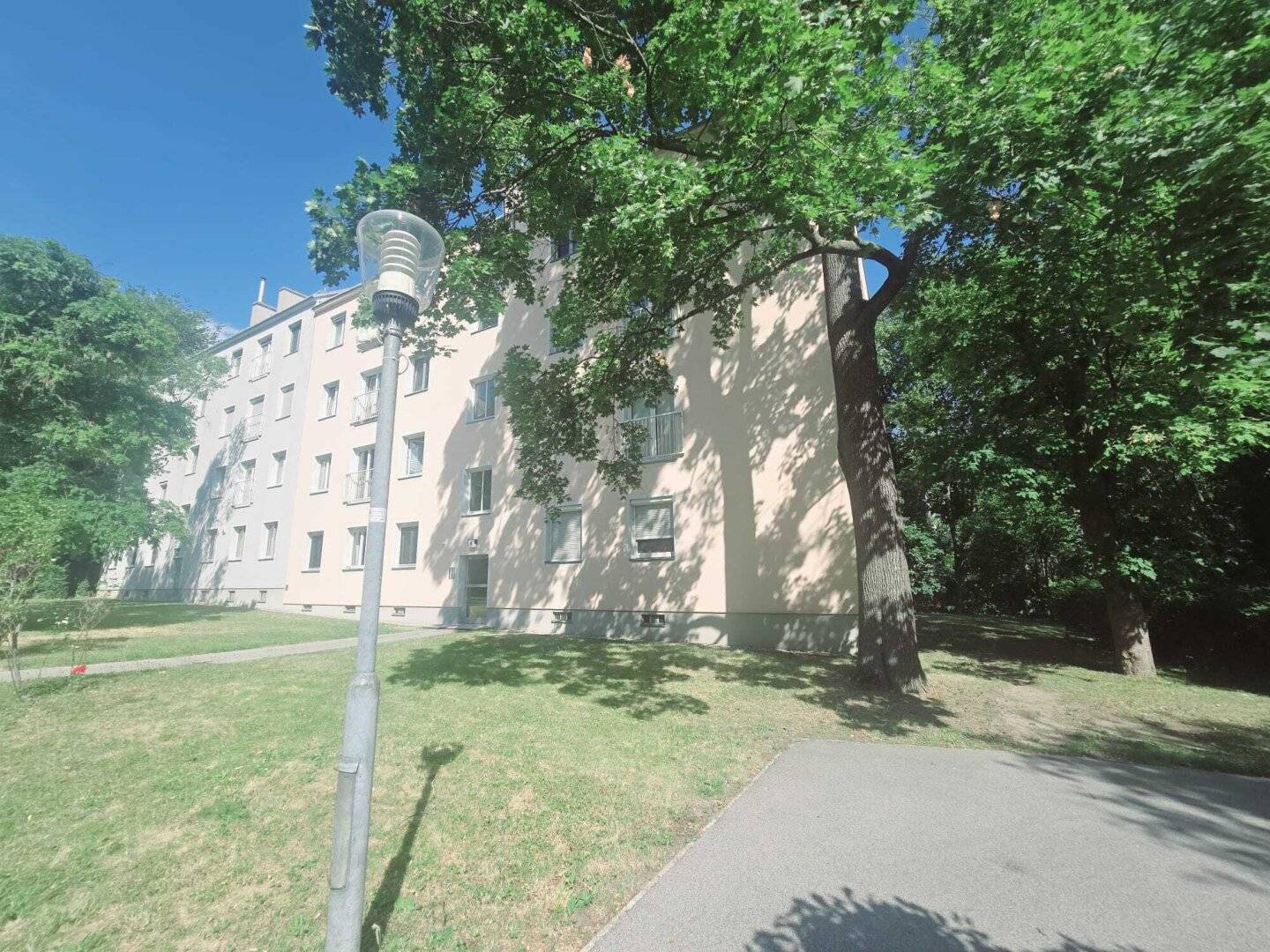 LOCATION LOCATION LOCATION Living in the green between Schloss Hetzendorf and Schönbrunn 3-room apartment kitchen