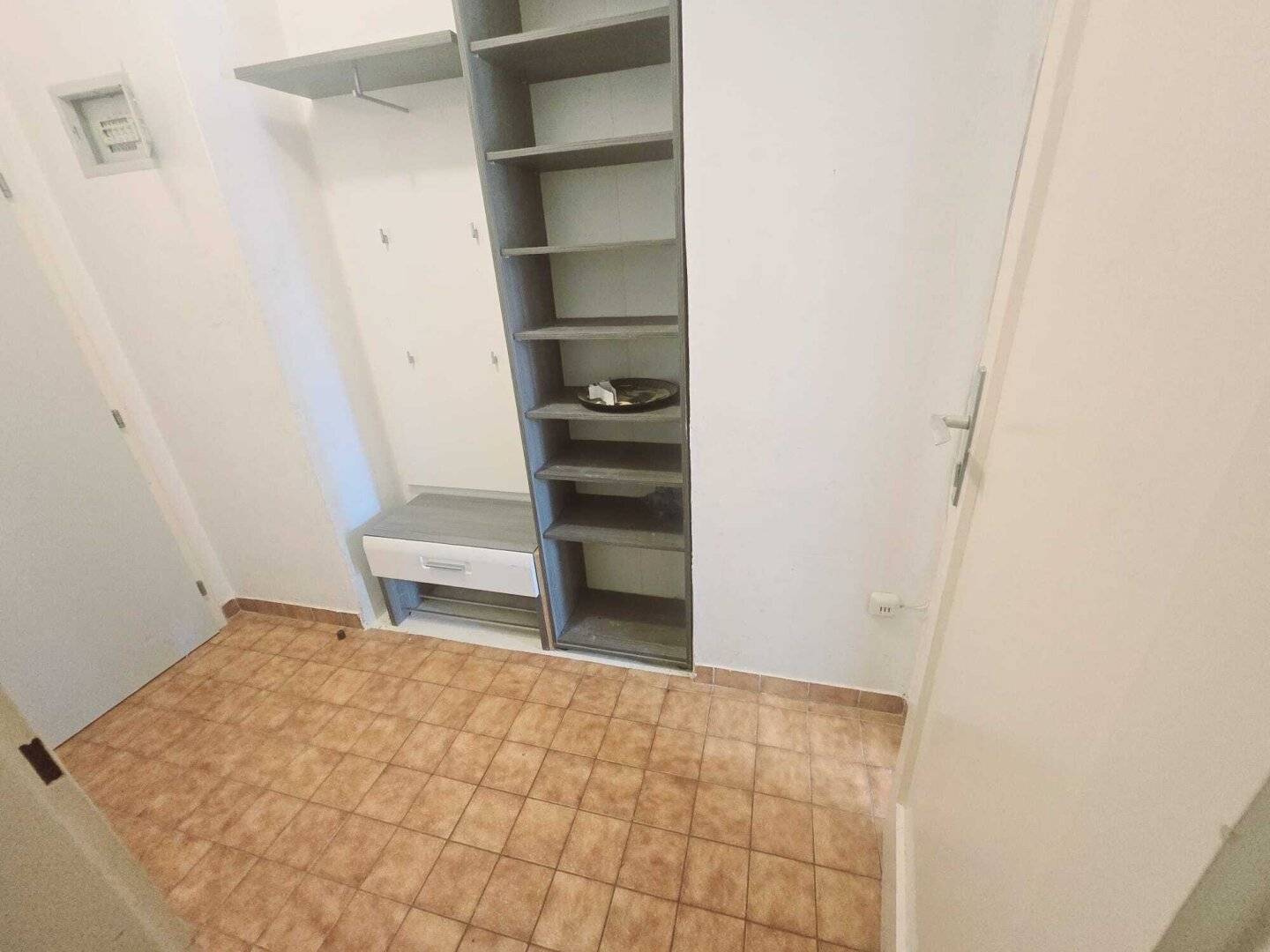 LOCATION LOCATION LOCATION Living in the green between Schloss Hetzendorf and Schönbrunn 3-room apartment kitchen