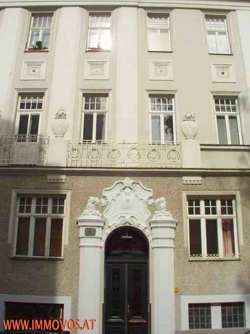 Hell und sonnig gelegene Altbauwohnung mit Erker und Lift