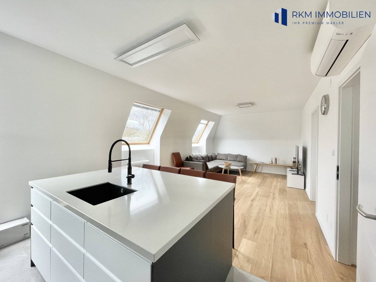 Modern 80m² Attic Apartment in 1130 Vienna incl. 2 Garage Spaces