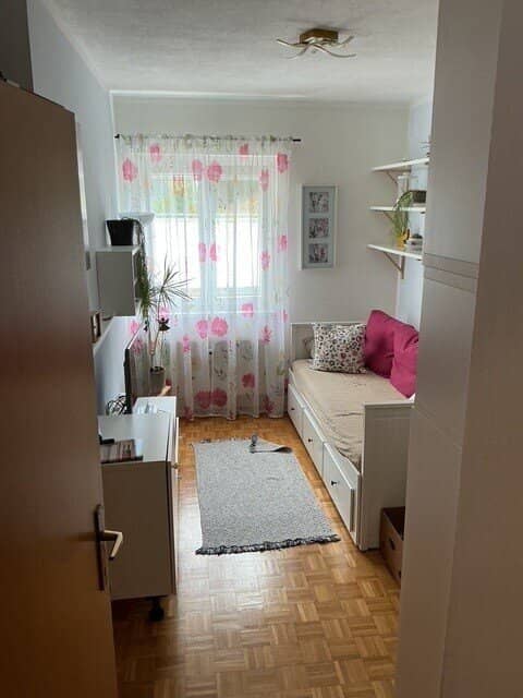 Bright apartment with 3 bedrooms - partially furnished (for a fee) available from October