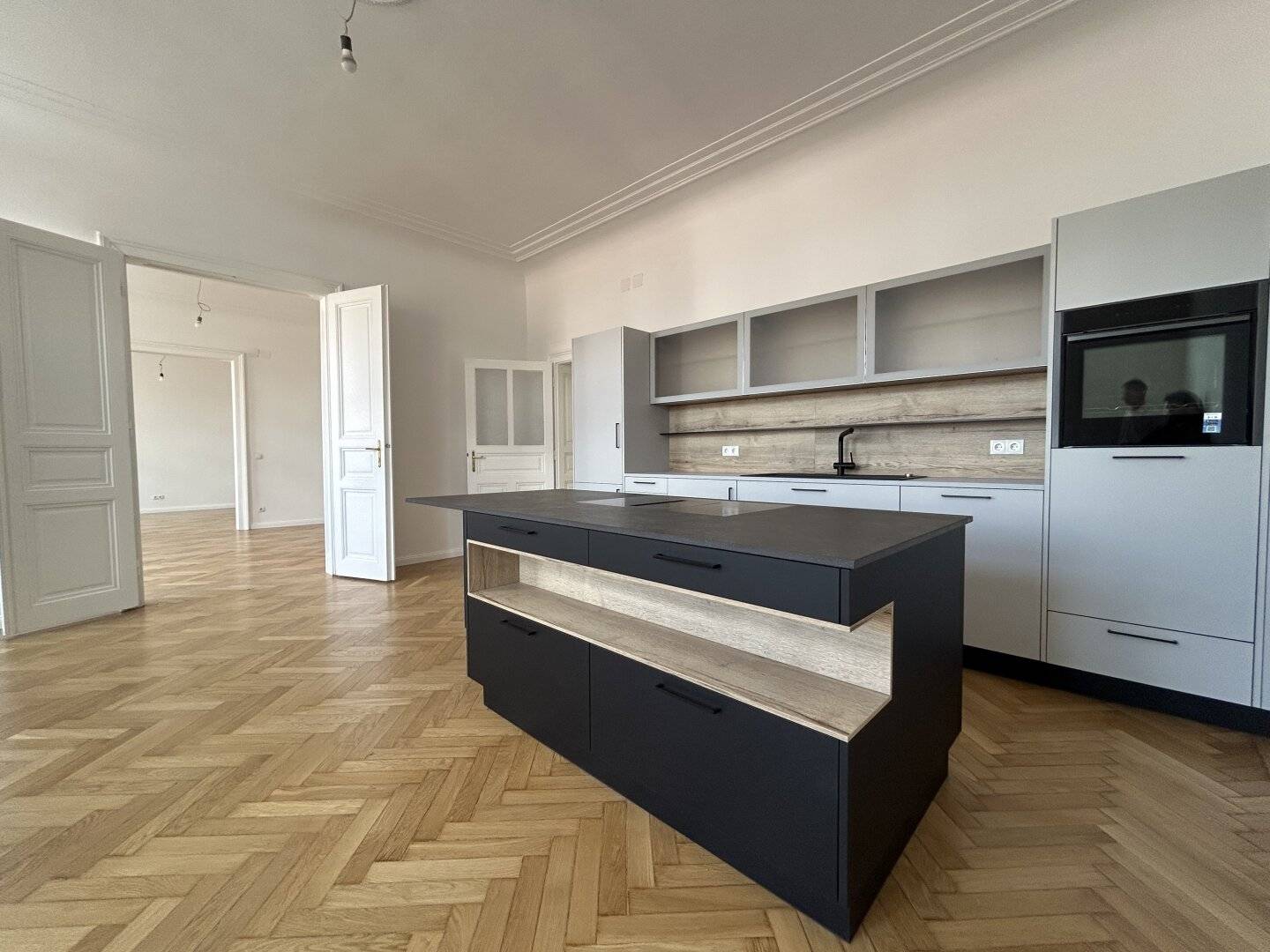 1070 - near Neubaugasse! FIRST OCCUPANCY AFTER COMPLETE RENOVATION: Exclusive 4-room apartment with loggia and balcony in Art Nouveau building