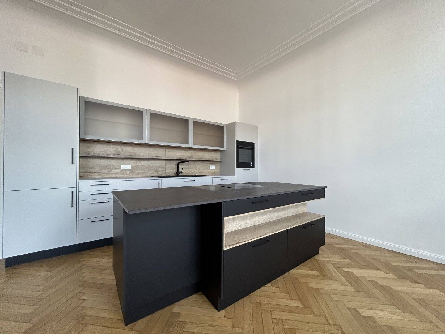 1070 - near Neubaugasse! FIRST OCCUPANCY AFTER COMPLETE RENOVATION: Exclusive 4-room apartment with loggia and balcony in Art Nouveau building
