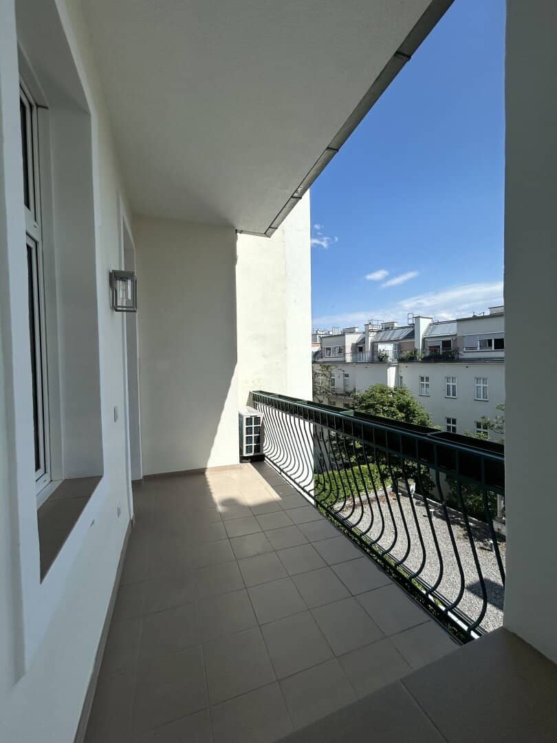 1070 - near Neubaugasse! FIRST OCCUPANCY AFTER COMPLETE RENOVATION: Exclusive 4-room apartment with loggia and balcony in Art Nouveau building