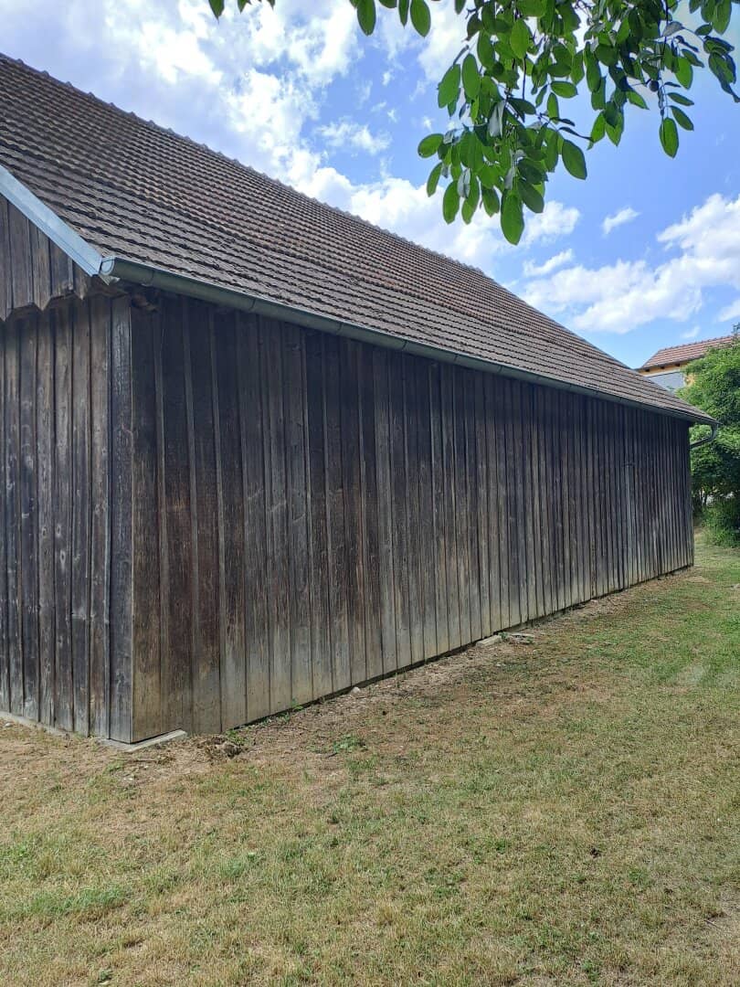 Baugrund mit großem Holzstadel