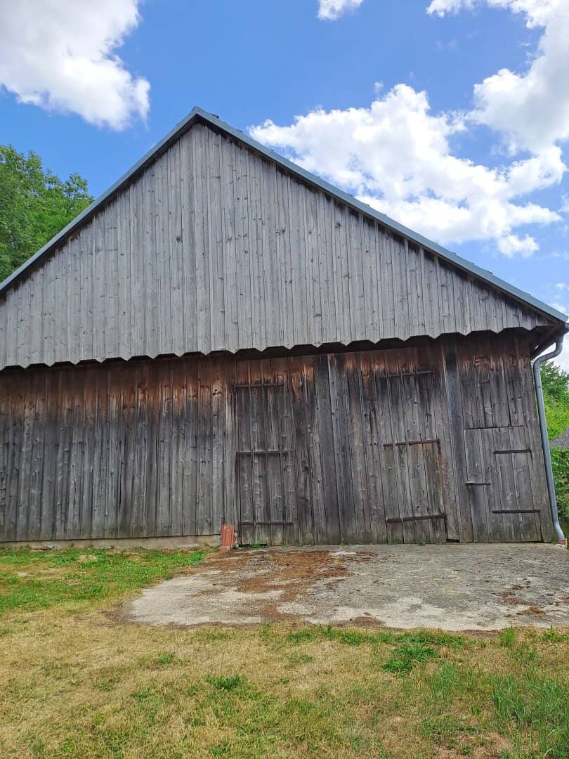 Baugrund mit großem Holzstadel