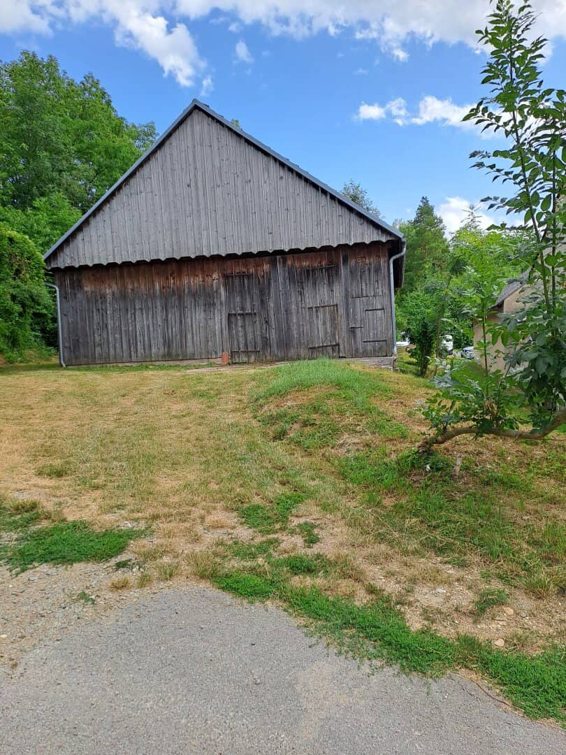 Baugrund mit großem Holzstadel