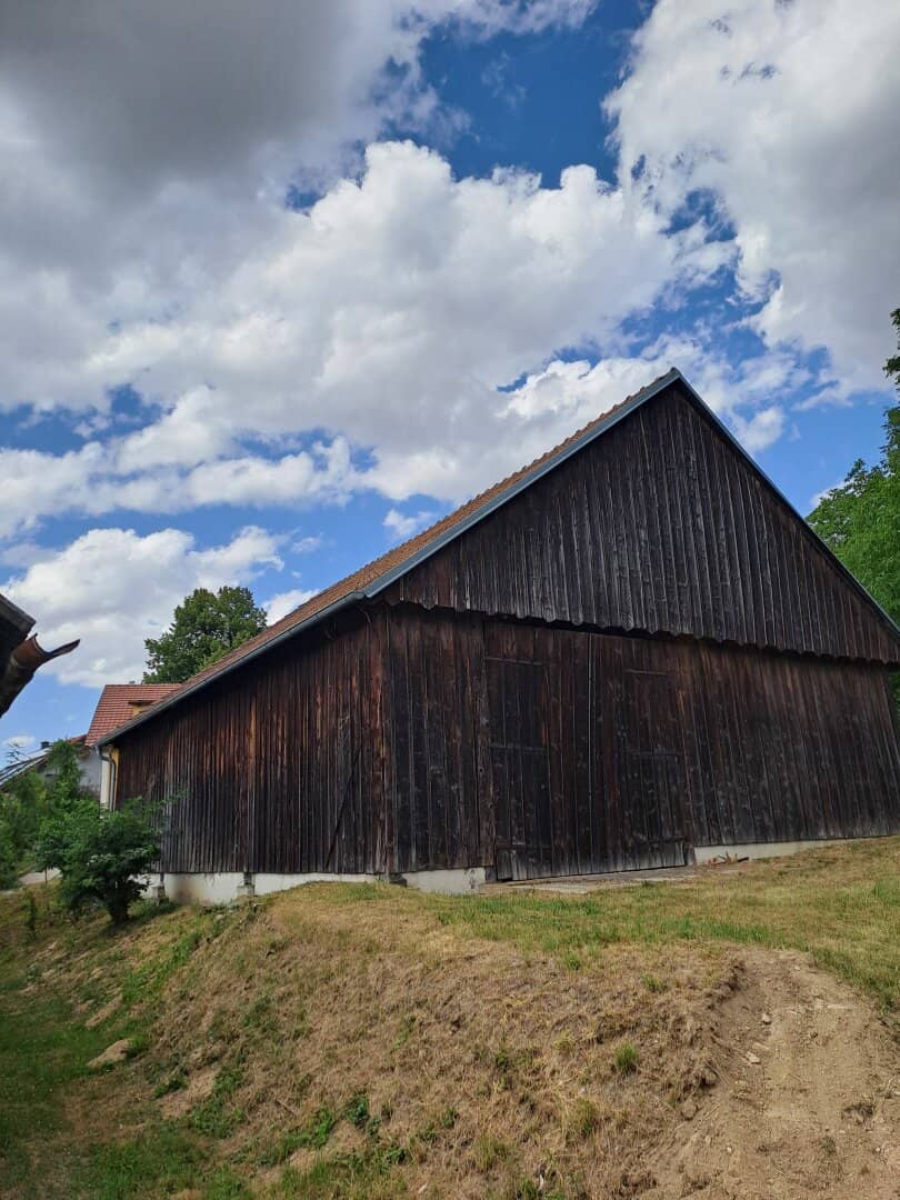 Baugrund mit großem Holzstadel
