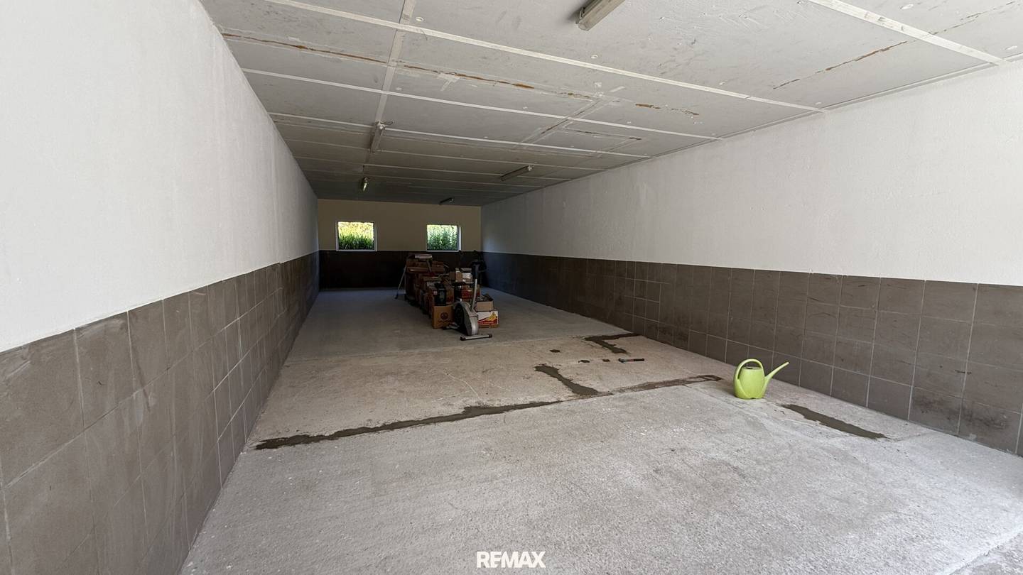 Practical storage hall with sliding gate