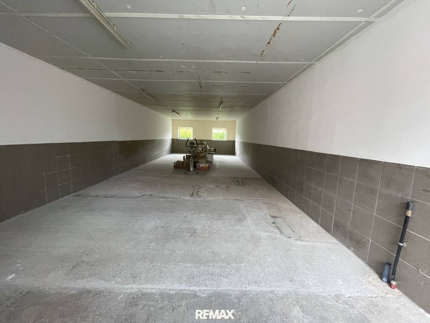 Practical storage hall with sliding gate