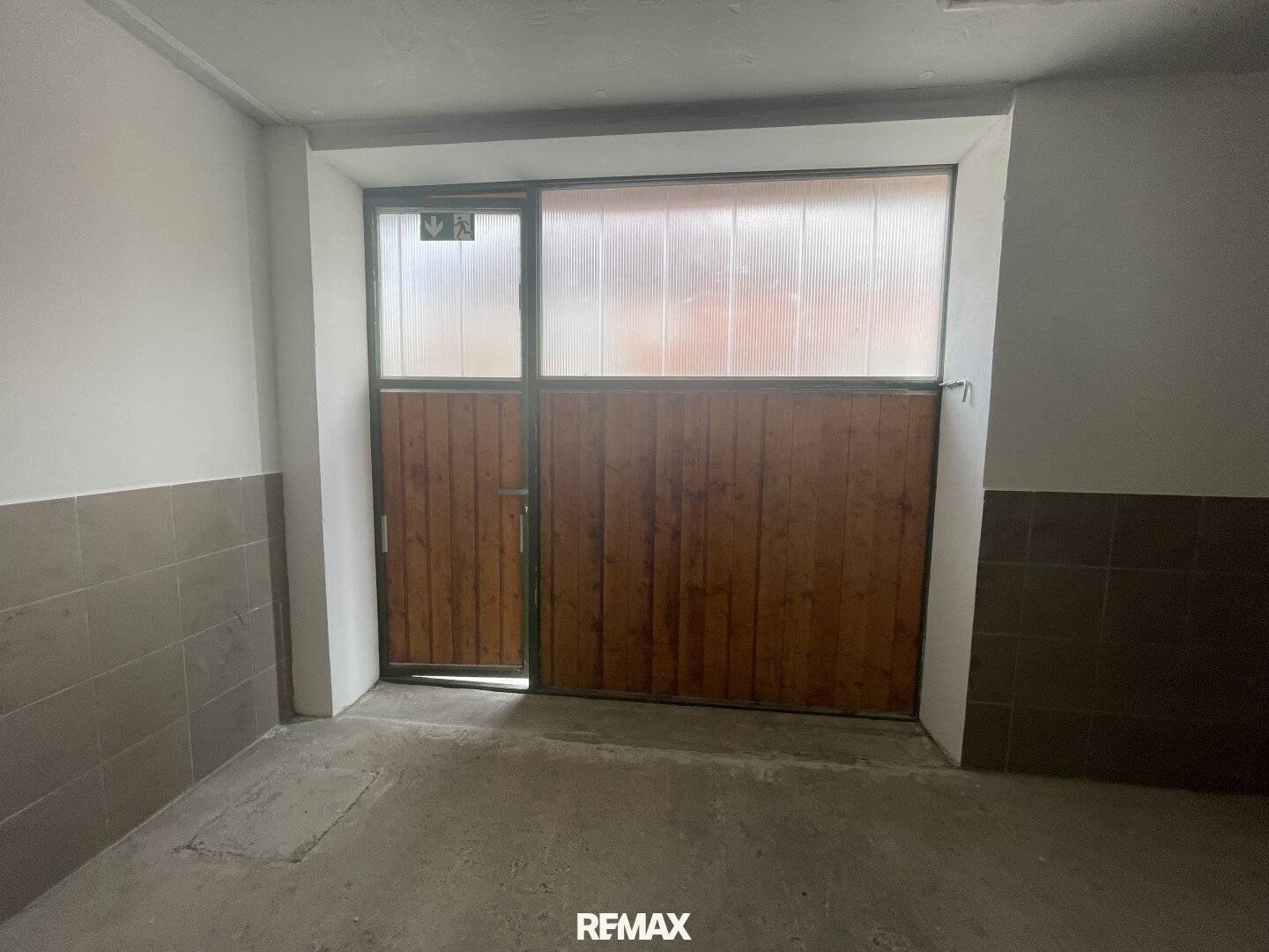 Practical storage hall with sliding gate