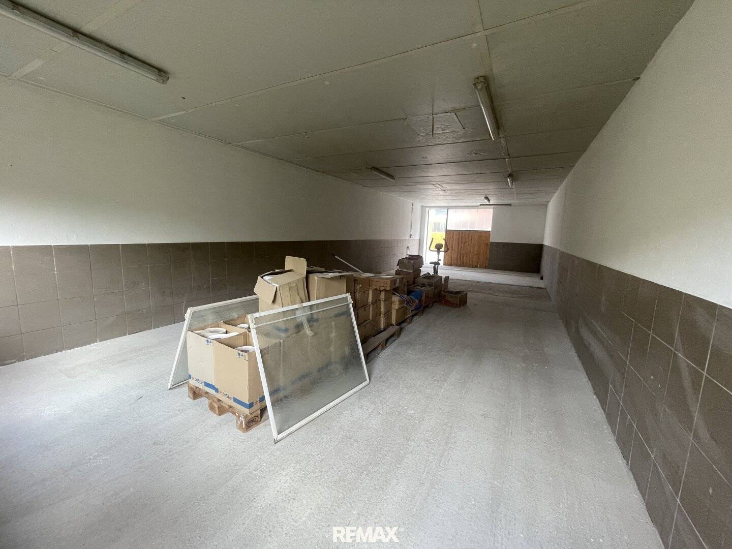 Practical storage hall with sliding gate