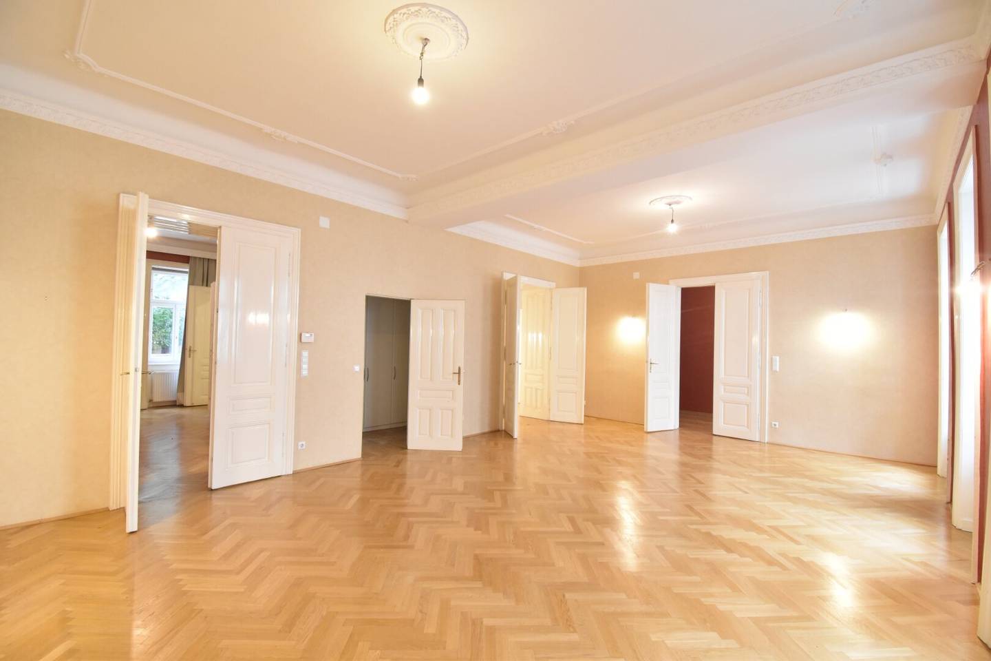 Spacious 3-room period apartment | unlimited lease | available immediately