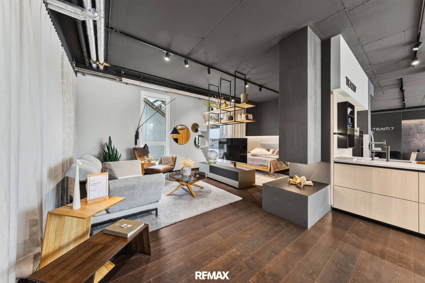 Versatile commercial space in prime location – suitable for numerous businesses