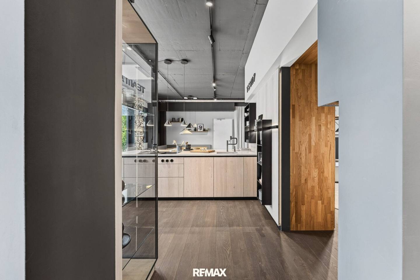 Versatile commercial space in prime location – suitable for numerous businesses