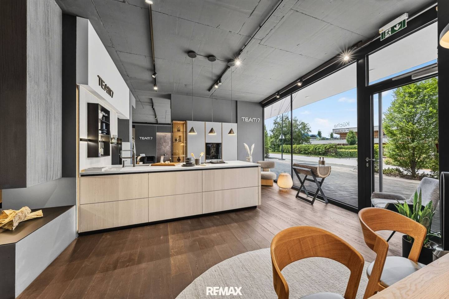 Versatile commercial space in prime location – suitable for numerous businesses