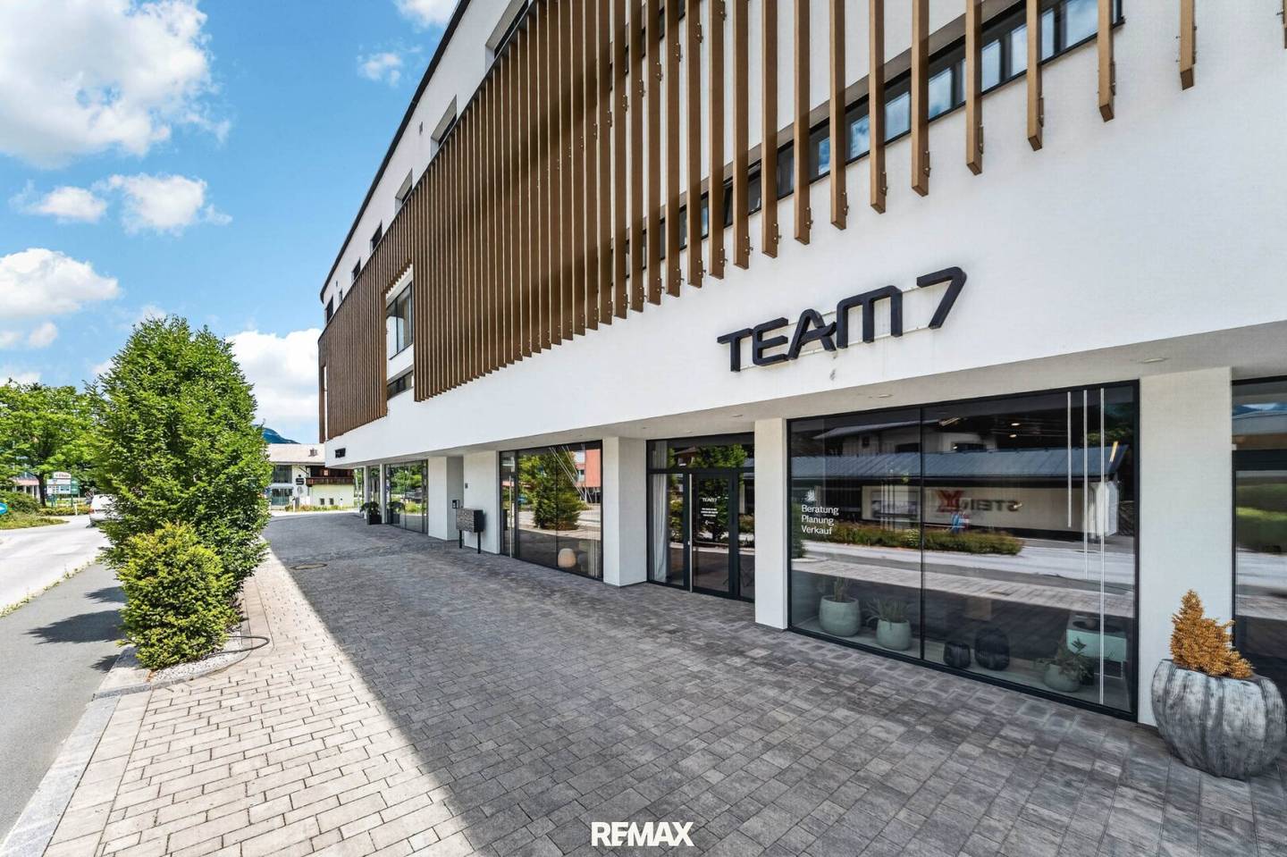 Flexible commercial space in prime location, ideal for showroom, office or retail