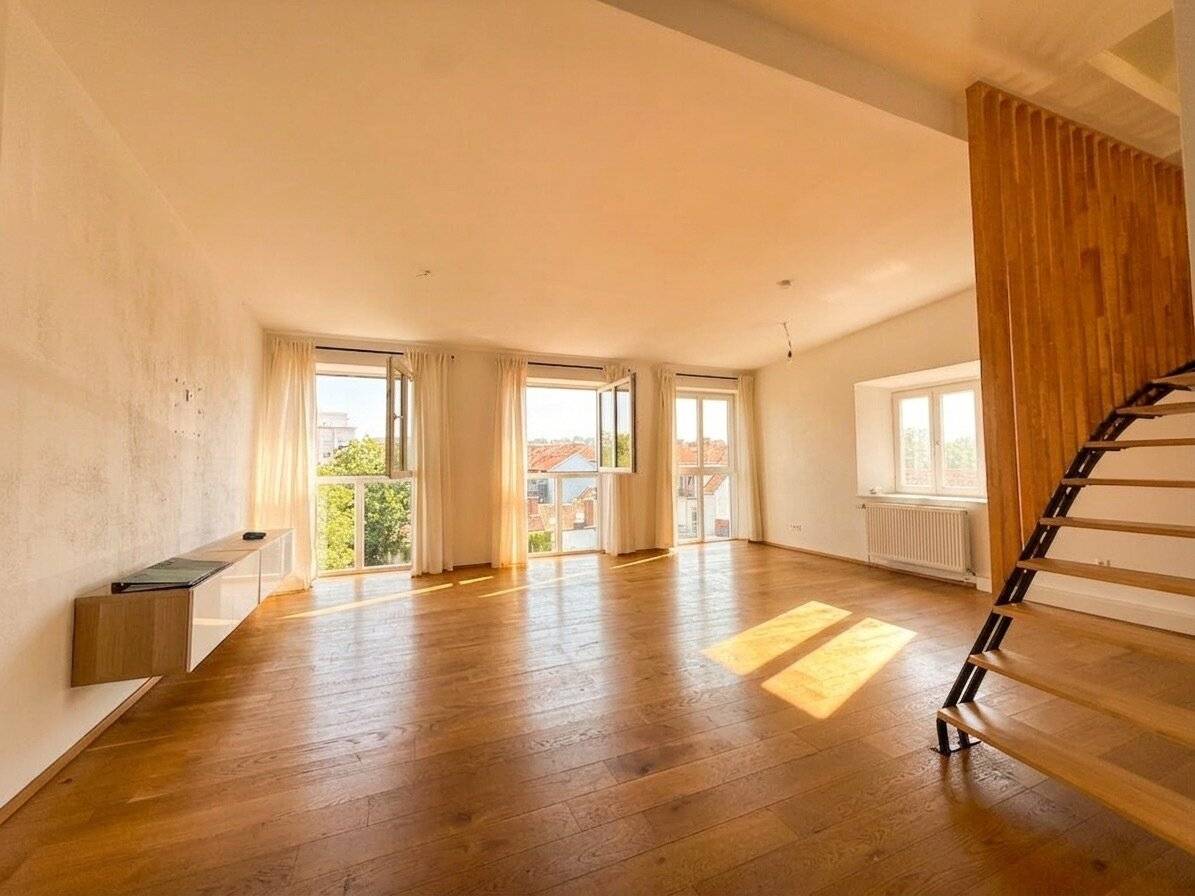 Spacious period apartment with roof terrace in sought-after Graz residential area